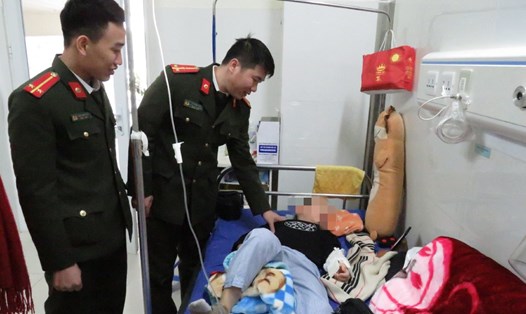Đoàn thanh niên Công an tỉnh và Trung úy Đặng Hữu Tuấn thăm hỏi cháu Hoàng Quang Huy đang điều trị tại Bệnh viện đa khoa tỉnh Sơn La. Ảnh: Cao Thiên.