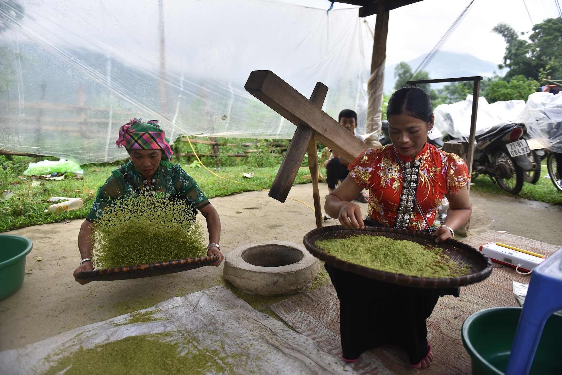 Trung bình phải trải qua 10 lần giã, sàng sảy thì người Thái mới hoàn tất một mẻ cốm. Ảnh: Hồng Anh