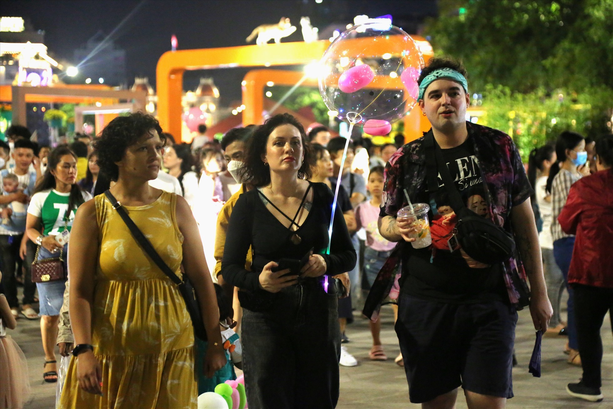 Khách nước ngoài đến TPHCM du lịch dịp Tết Quý Mão 2023. Ảnh: Anh Tú.