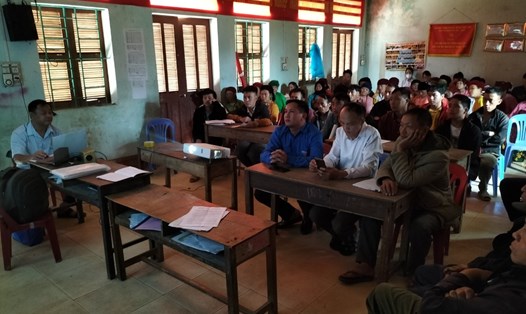 Các buổi tư vấn nghề nghiệp của Trường Cao đẳng TKV tại các bản, làng thường được tổ chức vào buổi tối vì ban ngày người dân đi làm. Ảnh: Hà Quảng Minh