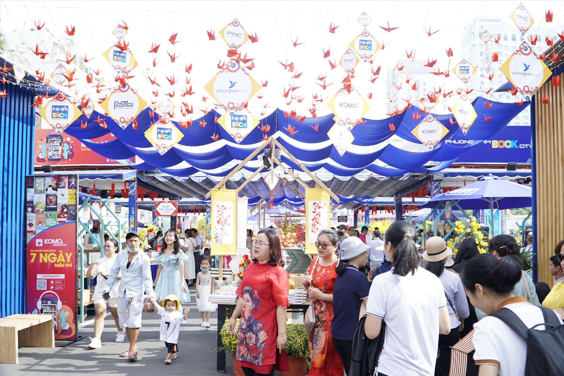 Sau 8 ngày tổ chức, đường sách Tết Quý Mão 2023 thu hút 800.000 khách. Ảnh: Anh Tú.