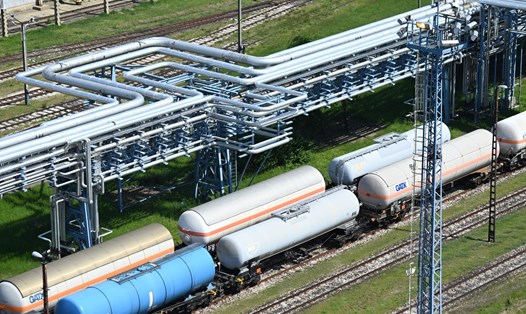 Các toa tàu chở dầu tại nhà máy lọc dầu Duna, công ty MOL Hungary ngày 5.5.2022. Ảnh: AFP