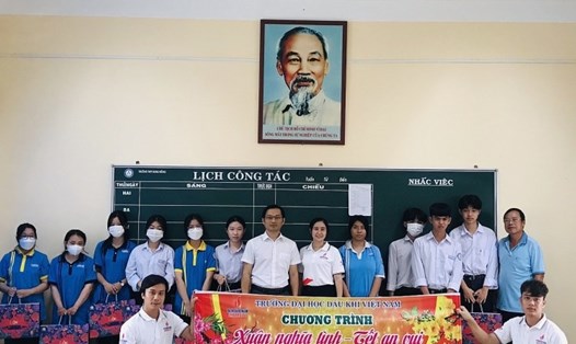 Công đoàn PVU trao tặng quà cho các em học sinh Trường THPT Bưng Riềng. Ảnh: Hồng Thắm