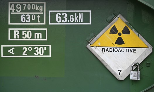 Một dấu hiệu phóng xạ được in trên toa xe vận chuyển chất thải hạt nhân. Ảnh minh hoạ. Ảnh: AFP