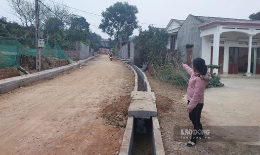 Nhiều người dân tại xã Phượng Vĩ, huyện Cẩm Khê, tỉnh Phú Thọ đã tự nguyện hiến đất làm đường. Ảnh: T.C