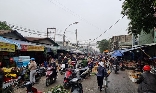 Người dân buôn bán giữa lòng đường Hồng Sơn (TP Vinh - Nghệ An). Ảnh: Quang Đại