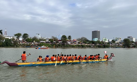 Phú Yên sôi động lễ hội đua thuyền dịp đầu năm. Ảnh: Hoài Luân