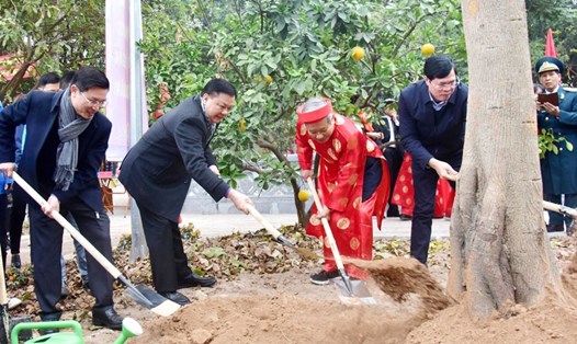 Bí thư Thành ủy Hà Nội Đinh Tiến Dũng cùng các đại biểu trồng cây nhân dịp xuân mới tại phường Định Công. Ảnh: Viết Thành
