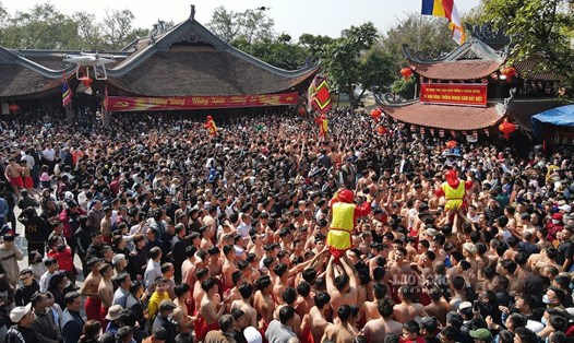 Hình ảnh đông đúc Hội pháo Đồng Kỵ. Ảnh: Hải Nguyễn
