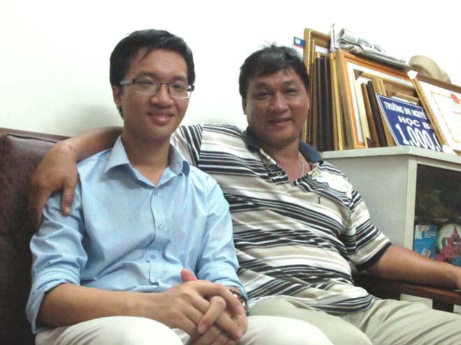 Phạm Tuấn Huy (trái) giành Huy chương Vàng Olympic Toán quốc tế (IMO) vào năm 2013, 2014. Ảnh: NVCC