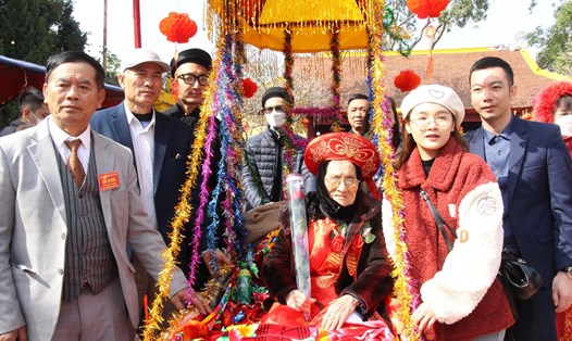 Cụ Vũ Thị Nhu, 90 tuổi, phường Yên Hải chụp ảnh kỷ niệm cùng con cháu tại miếu Tiên Công. Ảnh: Ánh Tuyết