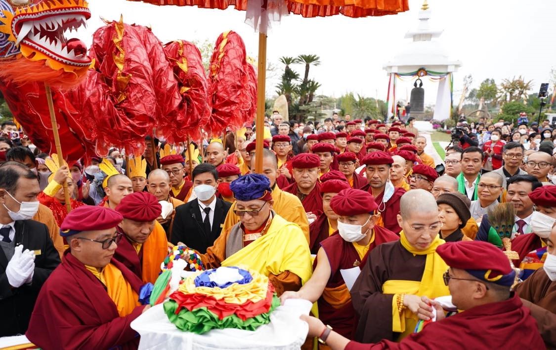 Pháp vương cắt băng Khai quang 5 đường nhiễu Phật Uyển Đại Bảo Tháp. Ảnh: Ban tổ chức