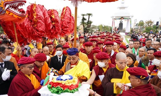 Pháp vương cắt băng Khai quang 5 đường nhiễu Phật Uyển Đại Bảo Tháp. Ảnh: Ban tổ chức
