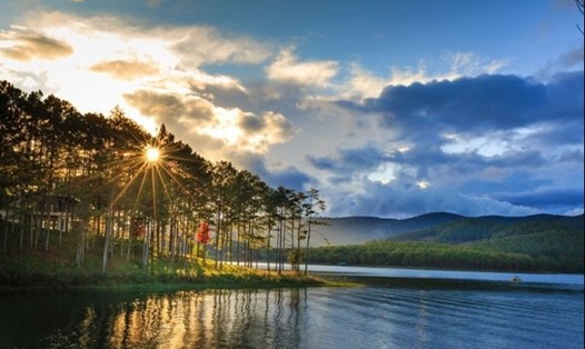 Hồ Tuyền Lâm là hồ nước ngọt rộng nhất Ðà Lạt, với diện tích khoảng 320 héc ta, nằm cách trung tâm thành phố Đà Lạt 7 km về phía Tây Nam. Ảnh: dulichdalat.com