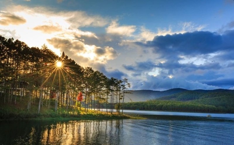 Hồ Tuyền Lâm là hồ nước ngọt rộng nhất Ðà Lạt, với diện tích khoảng 320 héc ta, nằm cách trung tâm thành phố Đà Lạt 7 km về phía Tây Nam. Ảnh: dulichdalat.com