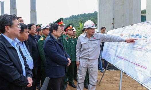 Thủ tướng Chính phủ Phạm Minh Chính nghe báo cáo tiến độ thi công dự án thành phần đầu tư xây dựng đoạn Diễn Châu - Bãi Vọt thuộc dự án cao tốc Bắc - Nam phía đông.  Ảnh: Nhật Bắc