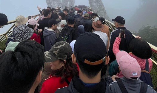 Du khách chen chúc tại cầu Vàng trên đỉnh Bà Nà, TP Đà Nẵng. Ảnh: Nguyễn Linh