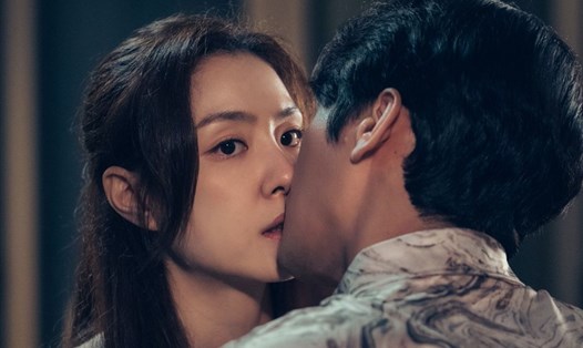 Cảnh hôn của Seo Ji Hye và Lee Sang Woo trong Tham vọng rực đỏ. Ảnh: VieOn.