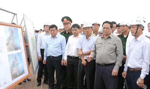 Thủ tướng Phạm Minh Chính cùng đoàn công tác kiểm tra tiến độ triển khai dự án sân bay Long Thành. Ảnh: Hà Anh Chiến
