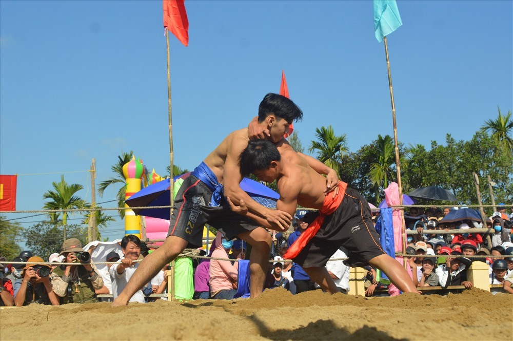 Các đô vật tranh tài.