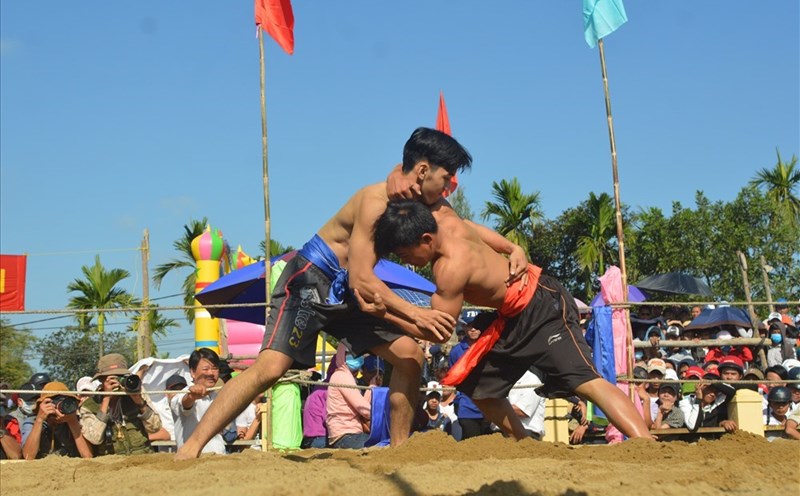 Các đô vật tranh tài.