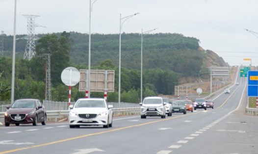 Xe ôtô lưu thông trên Cao tốc Cam Lộ - La Sơn. Ảnh: Hưng Thơ