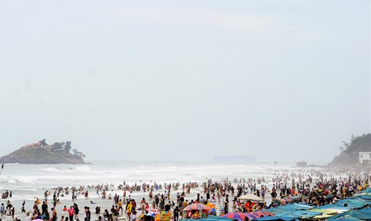 Rất đông du khách tắm biển tại Vũng Tàu sáng mùng 8 Tết (29.1). Ảnh: Thành An