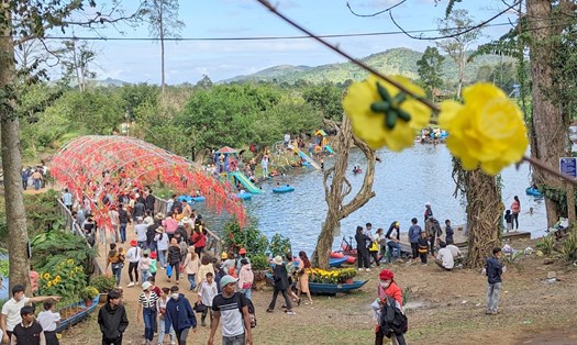 Nhiều du khách ở trong và ngoài tỉnh đã lựa chọn đến tỉnh Đắk Nông để vui Tết, du xuân. Ảnh: Văn Nhật