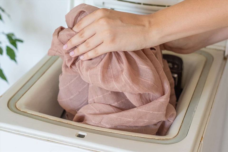 Giặt rèm cửa đúng cách sẽ giúp bà nội trợ không mất quá nhiều thời gian thực hiện tại nhà. Ảnh: Xinhua