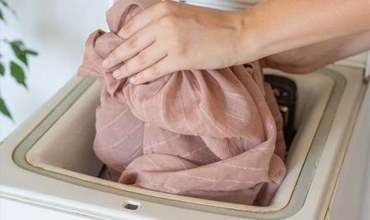 Giặt rèm cửa đúng cách sẽ giúp bà nội trợ không mất quá nhiều thời gian thực hiện tại nhà. Ảnh: Xinhua