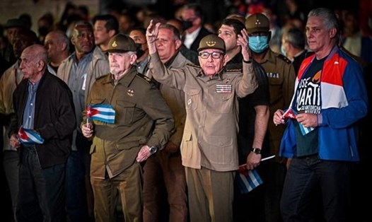 Đại tướng Raul Castro Ruz (giữa) và Chủ tịch Cuba Miguel Díaz-Canel (phải) dẫn đầu đoàn tuần hành nhân kỷ niệm 170 năm ngày sinh của Anh hùng Dân tộc José Martí tại thủ đô La Habana, ngày 28.1.2023. Ảnh: AFP/TTXVN