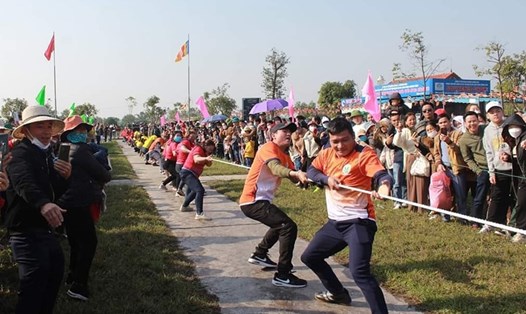 Hàng ngàn người cổ vũ trò chơi dân gian kéo co tại lễ khai hội chùa Hương Tích ngày 29.1. Ảnh: Phương Nga.
