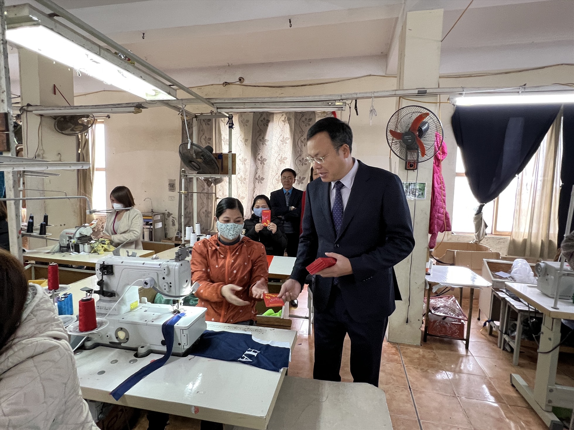 Chủ tịch LĐLĐ Thành phố Hà Nội Phạm Quang Thanh mừng tuổi CNLĐ tại dây chuyền sản xuất Công ty CP Động Lực. Ảnh: Linh Nguyên