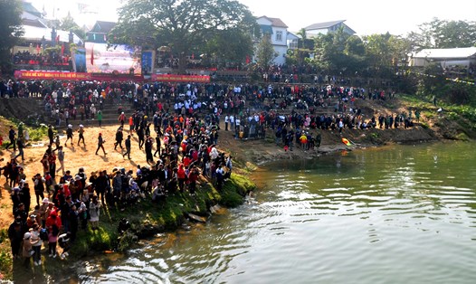Hàng nghìn người dân tập trung bên bờ sông Ngàn Phố cổ vũ cho các đội đua thuyền. Ảnh: Minh Lý
