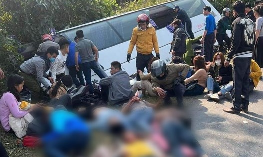 Hiện trường vụ lật xe khách trên Đèo Cón (Tân Sơn, Phú Thọ) khiến nhiều người bị thương. Ảnh: CTV.