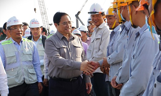 Thủ tướng Phạm Minh Chính thăm hỏi cán bộ, kỹ sư, công nhân đang làm việc tại cầu Nhơn Trạch.  Ảnh: Minh Quân