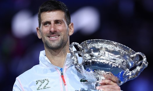 Novak Djokovic đánh bại Stefanos Tsitsipas để có lần thứ 10 vô địch Australia Open. Ảnh: AO