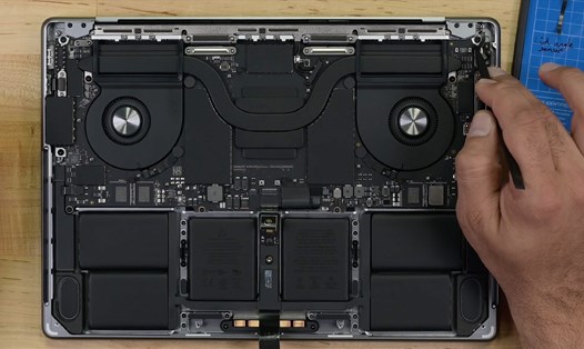 Thiết kế bên trong của MacBook Pro 14 inch M2 y hệt mẫu máy tiền nhiệm. Ảnh: iFixit