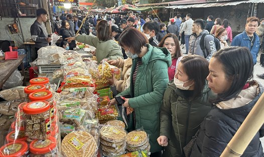 Đông nghịt người dân đi du xuân tại chợ Viềng, Nam Định. Ảnh: Tuệ Nhi