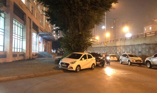 Xe ôtô đỗ tại nơi đường giao nhau, khuất tầm nhìn, nguy hiểm cho người tham gia giao thông tại khu chung cư HH2 Dương Nội (quận Hà Đông, Hà Nội). Ảnh: Bảo Hân