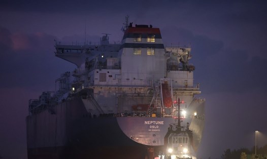 Tàu chở LNG tới nhà ga mới ở Lubmin, Đức, ngày 15.12.2022. Ảnh: AFP