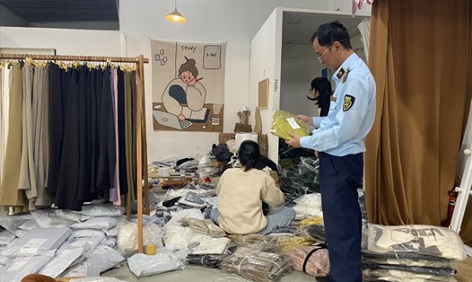 Lực lượng Quản lý thị trường tỉnh Đắk Lắk kiểm tra một cơ sở buôn bán quần áo không rõ nguồn gốc xuất xứ tại địa bàn. Ảnh: Bảo Trung