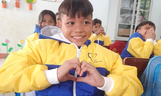 Hơn 1.000 áo ấm được gởi tặng các em học sinh miền núi tỉnh Quảng Nam. Ảnh: Trà Thu
