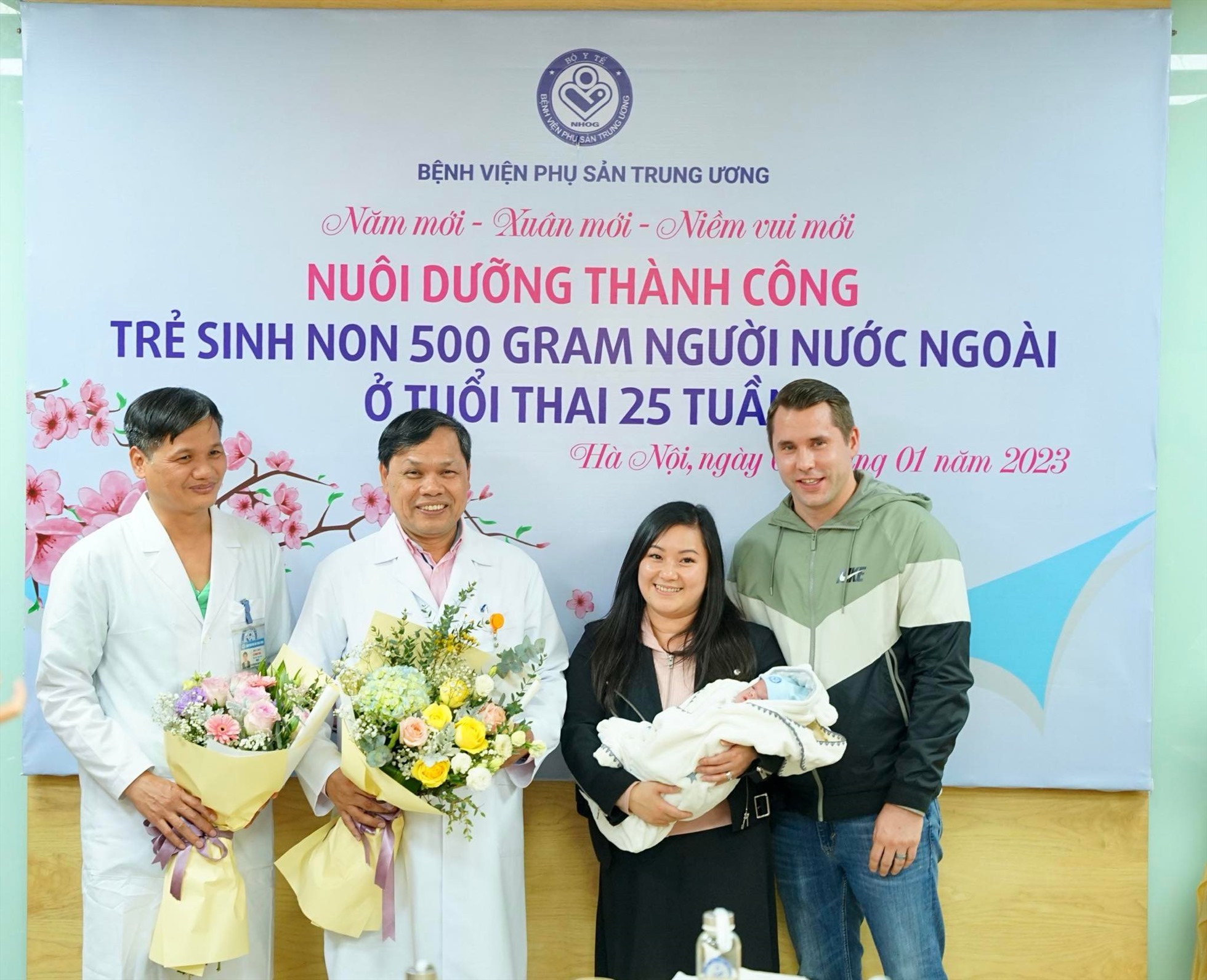 PGS.TS Trần Danh Cường, Giám đốc Bệnh viện Phụ sản Trung ương chúc mừng gia đình. Ảnh: Hải Phạm