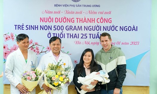 PGS.TS Trần Danh Cường, Giám đốc Bệnh viện Phụ sản Trung ương chúc mừng gia đình. Ảnh: Hải Phạm