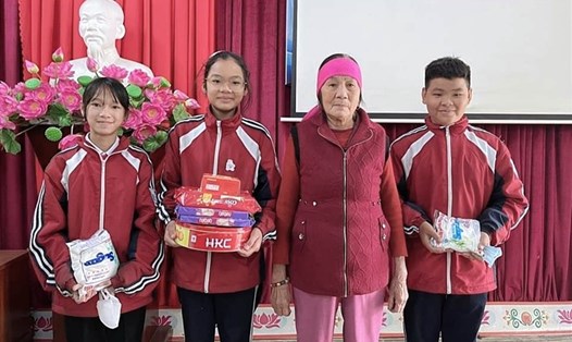 Cụ bà Trần Thị Kền (83 tuổi) và 3 học sinh đã cứu bà. Ảnh: Thu Phương