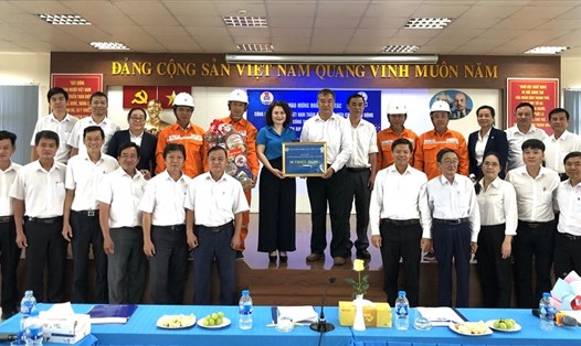 Lãnh đạo Công đoàn Điện lực Việt Nam trao hỗ trợ cho đại diện người lao động có hoàn cảnh khó khăn. Ảnh: Hồng Hải
