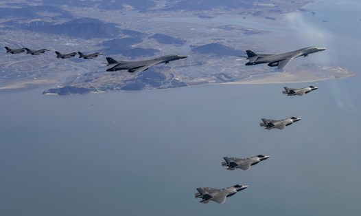 Hai máy bay ném bom B-1B và máy bay chiến đấu F-16 của Mỹ được các máy bay chiến đấu F-35 của Hàn Quốc hộ tống trên bán đảo Triều Tiên trong cuộc tập trận chung ngày 19.11.2022. Ảnh: Bộ Quốc phòng Hàn Quốc