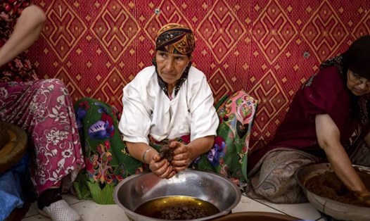 Tách hạt argan để làm dầu là một phần của nghề thủ công lâu đời ở Morocco. Ảnh: AFP