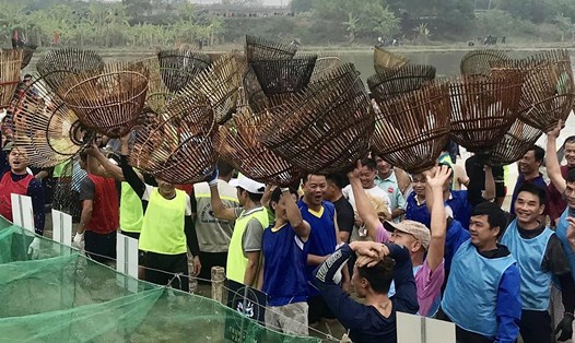 Lễ hội úp cá tại huyện Đoan Hùng có sự tham gia của hàng trăm người. Ảnh: Trường Giang